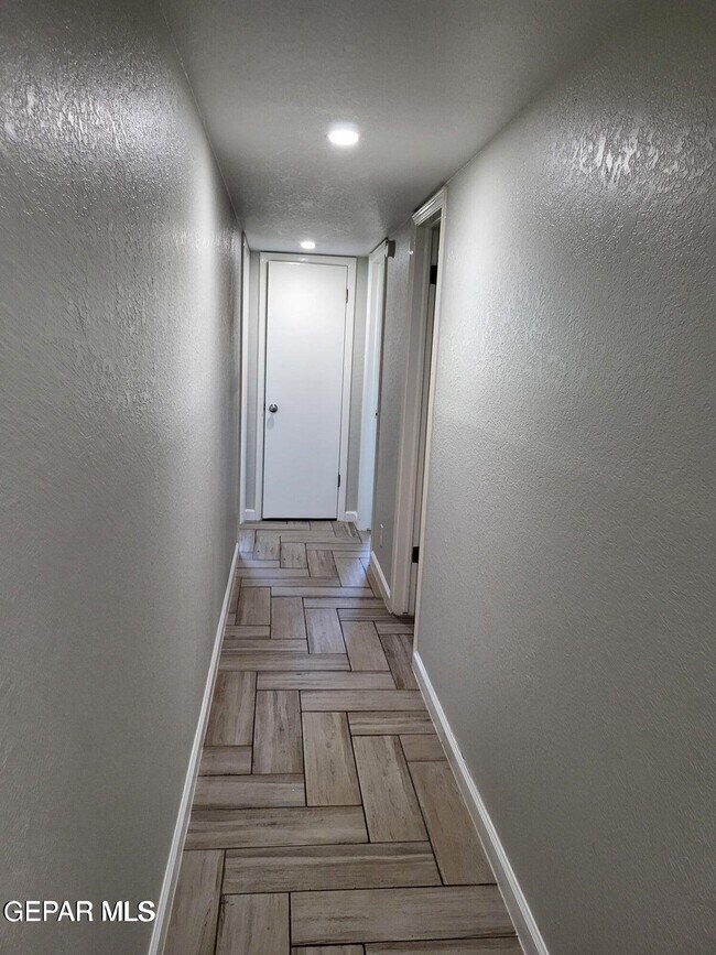 Building Photo - 408 Hollydale Dr