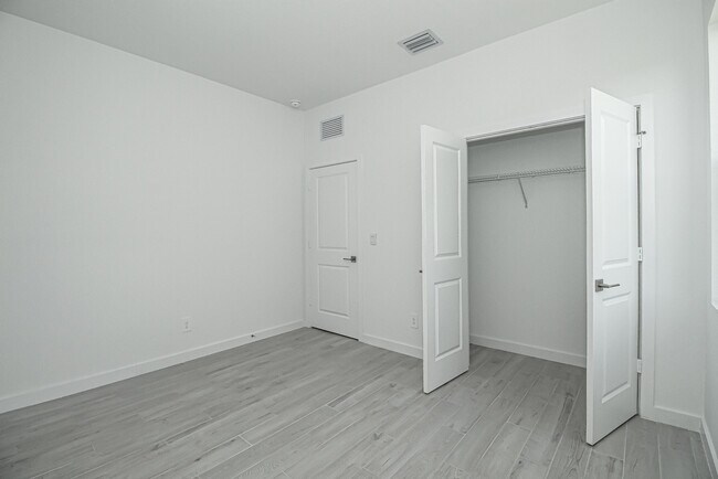 Building Photo - 5929 SE Sky Blue Cir