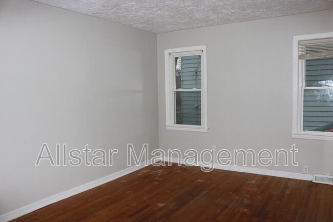 Building Photo - 740 E 254th St