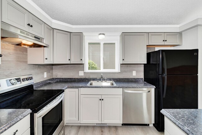 Building Photo - 466 1/2 Carson Lake Dr