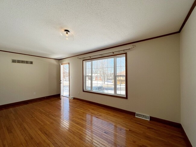 Building Photo - SEE IT NOW: Beautiful 3BR Home with Finished Basement, 2-Car Garage & Spacious Backyard in Lenexa!