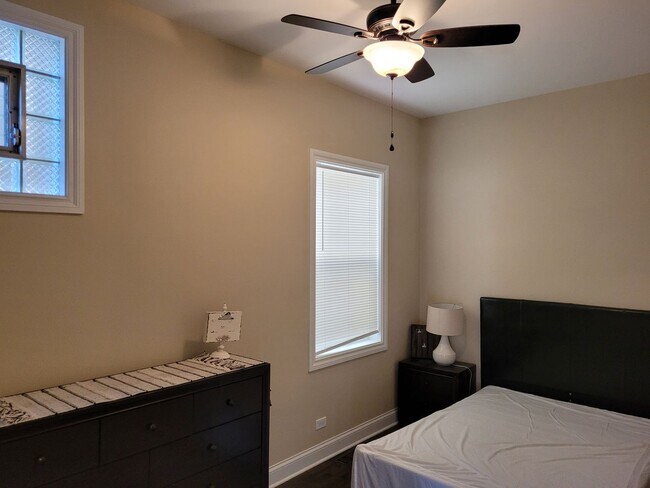 Building Photo - Beautiful Recently Renovated Contemporary ...