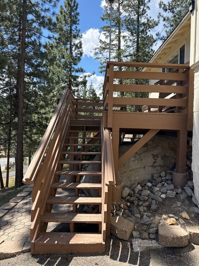 Building Photo - Large furnished mountaintop cabin with 2 car garage and hot tub