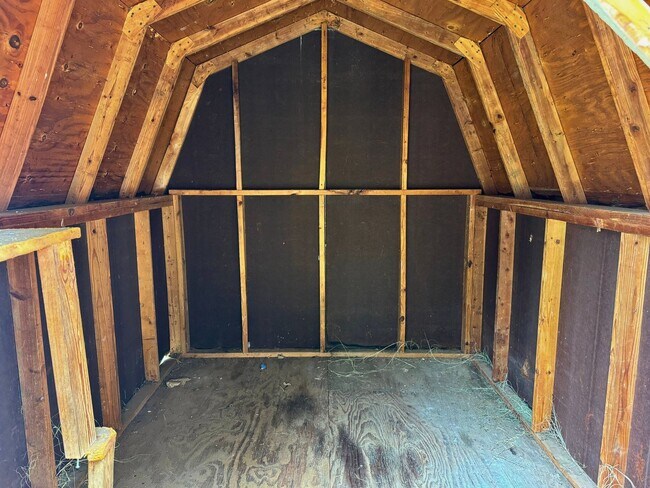 Building Photo - 3 Bed 2 Bath Home With Tons Of Natural Light
