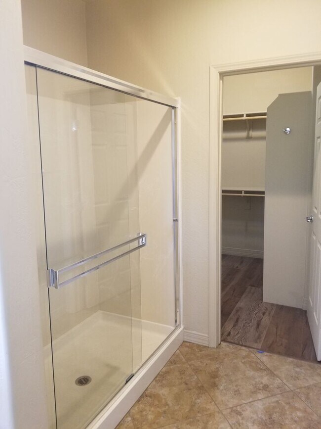 Building Photo - Beautiful, Pet Friendly, Multi-level, 2110 sqft, Luxury Townhouse w/A/C! 3 Bed, 2.5 Bath, + Loft ...