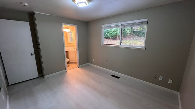 Building Photo - Eastgate Bellevue -3 Bed upper unit with l...