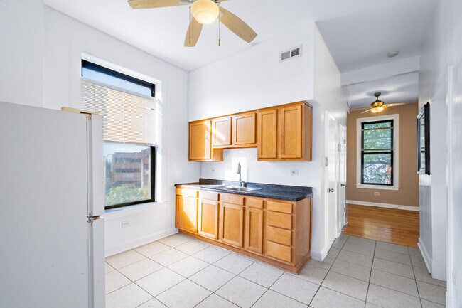 Building Photo - 2418 N Clybourn Ave