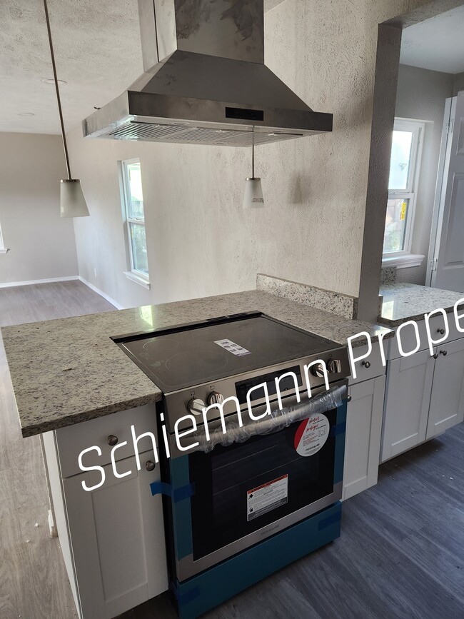 Building Photo - 202 N Getzendaner St