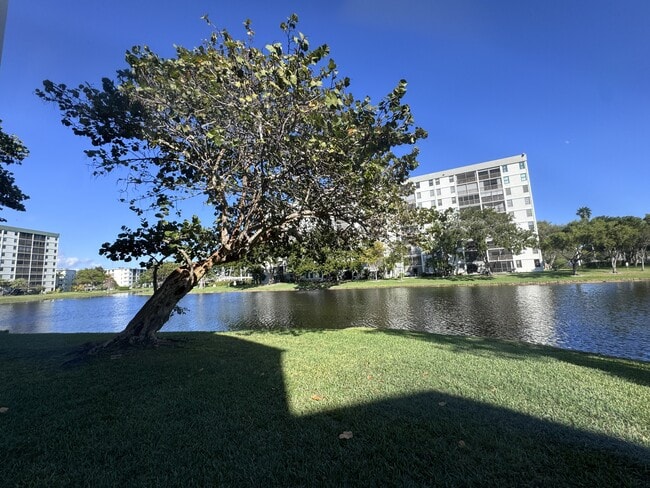 Building Photo - 2311 S Cypress Bend Dr