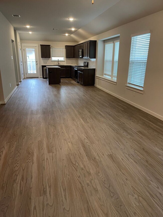 Building Photo - Move-in Ready in sought-after Larkspur Community!