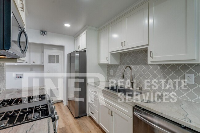 Building Photo - 324 Bridge Pl