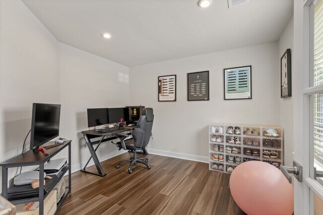 Building Photo - Luxurious three-story townhome with owner's suite and high-end finishes
