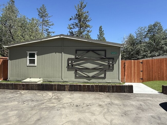 Primary Photo - 54325 Pine Crest Ave