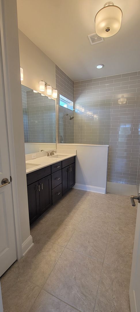 Building Photo - 3/2 with 2 car garage. Newer Construction home in Oakmont