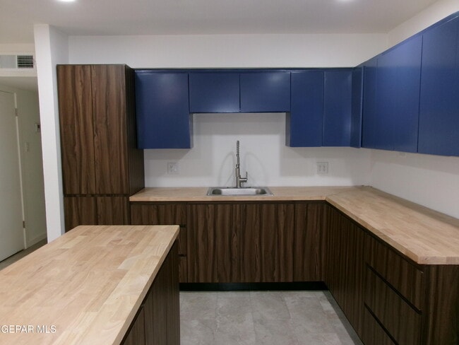 Building Photo - 6253 Dew Dr