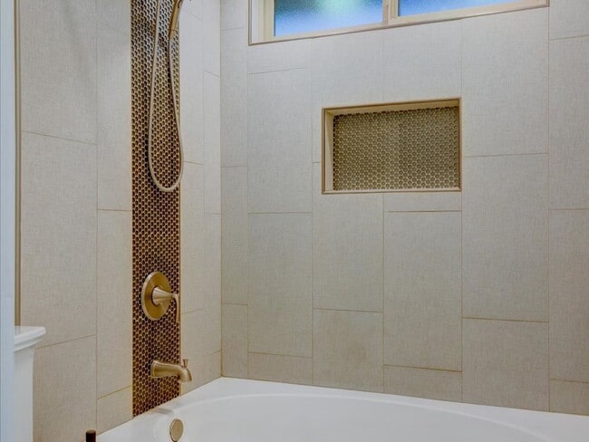 Building Photo - PROMO $500.00 OFF FIRST FULL MONTH'S RENT!