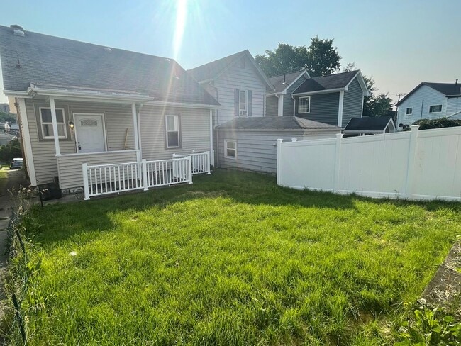 Building Photo - Spacious 3 Bedroom Home with Full finished Basement and Detached Garage!