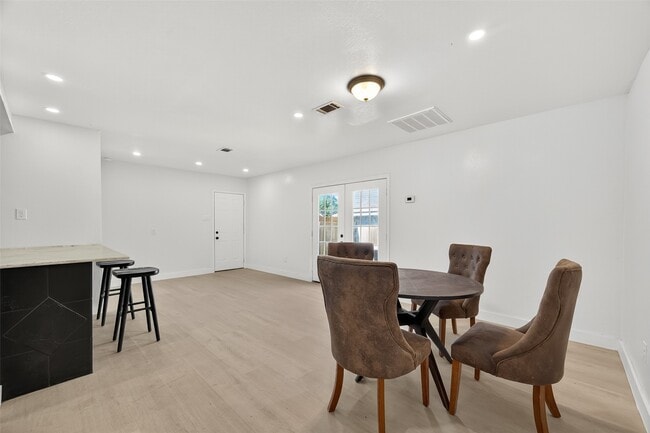 Building Photo - 501 Live Oak St