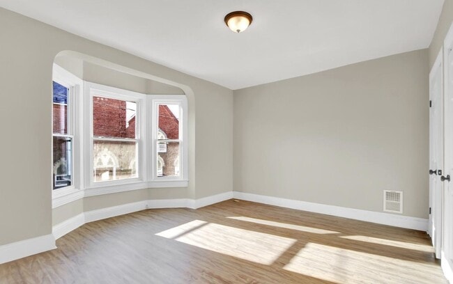 Building Photo - Bright 5 Bedroom, 1.5 Bath Home!