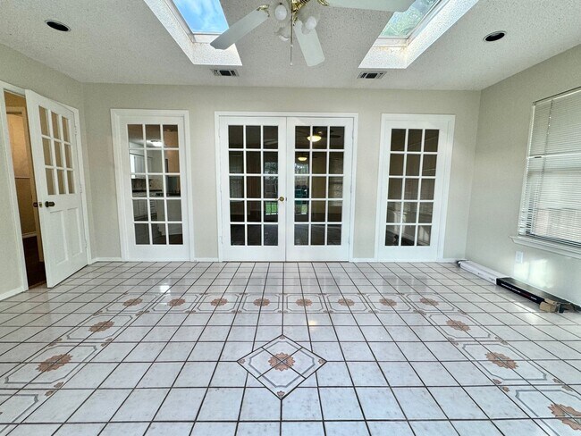 Building Photo - Coming Available June 2025 - 3-Bedroom Hom...