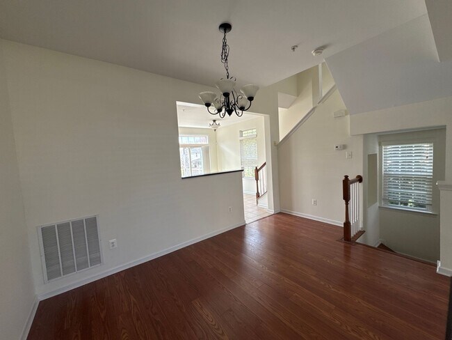 Building Photo - Stylish End-Unit Townhome on  Oakridge Lane – Hellertown, PA