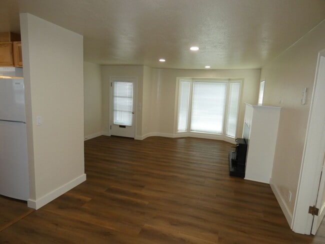 Building Photo - 330 E 6th St