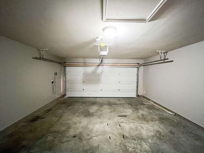 Building Photo - Available NOW!! Beautiful 1 story, 3 bedro...