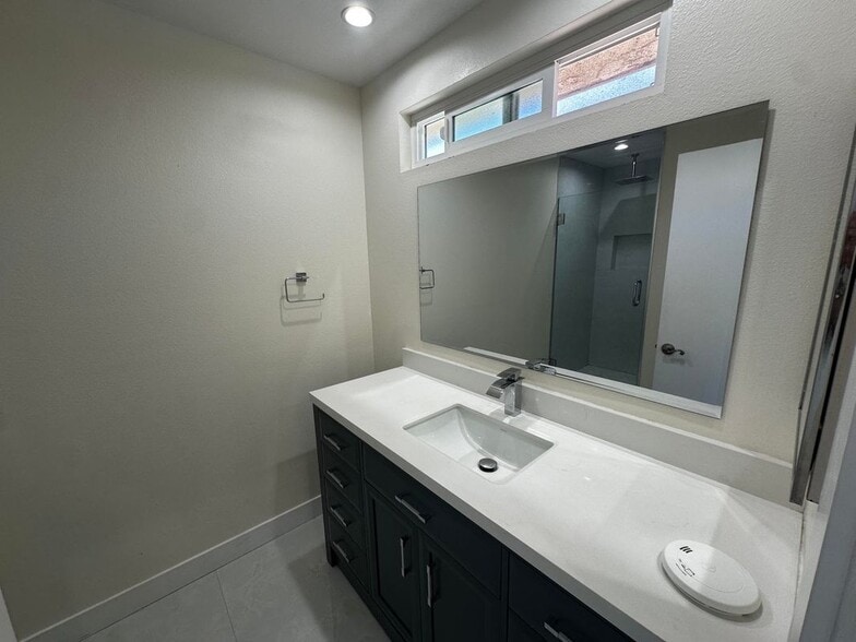 Building Photo - 7432 Hazeltine Ave