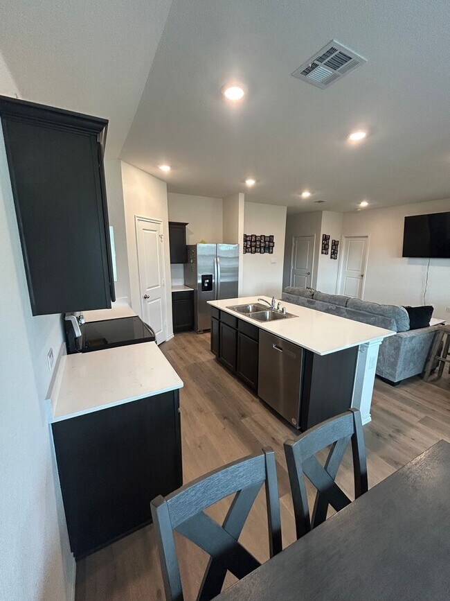 Building Photo - 3 Bedroom 2 Bath