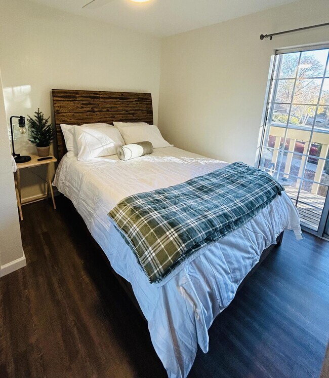 Building Photo - 2 bedroom downtown condo next to the Hospi...