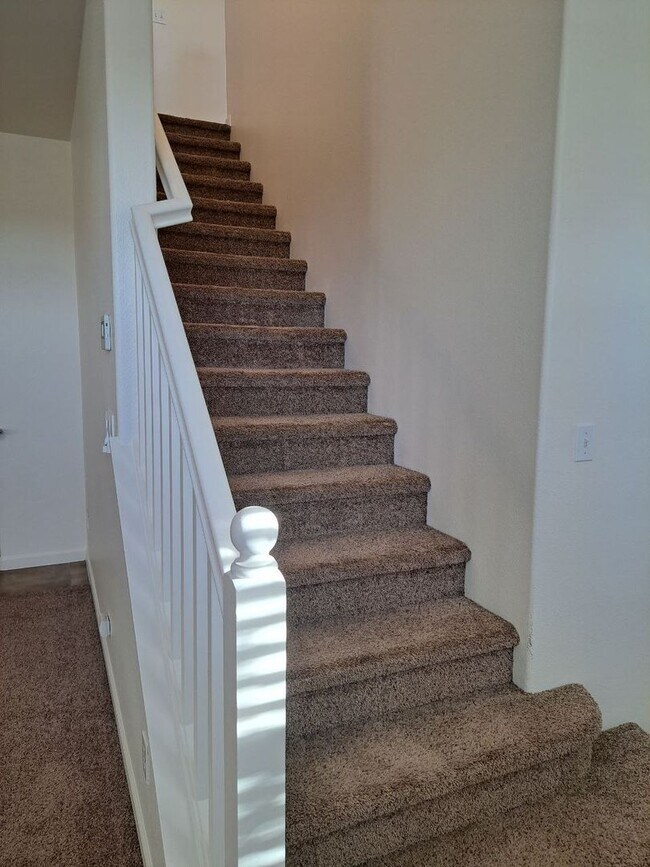 Building Photo - 1504 N Vanguard Way
