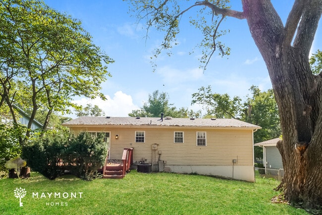 Building Photo - 313 NE Lakeview Dr