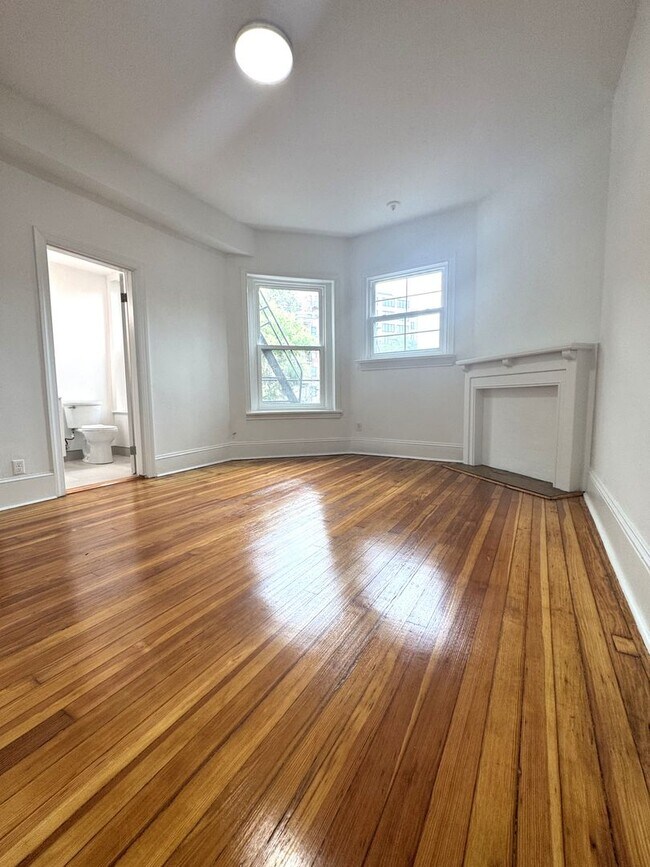Building Photo - Fabulous Large Renovated 1BR/1BA in Histor...