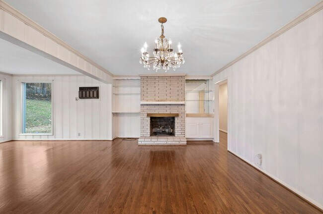 Building Photo - 4BR/3BA Forest Hills Luxury Rental