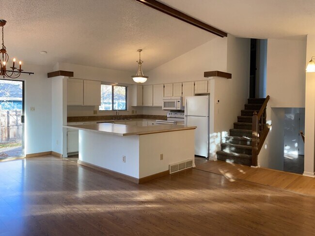 Building Photo - Start a Lease by 12/1 and Receive a $500 R...