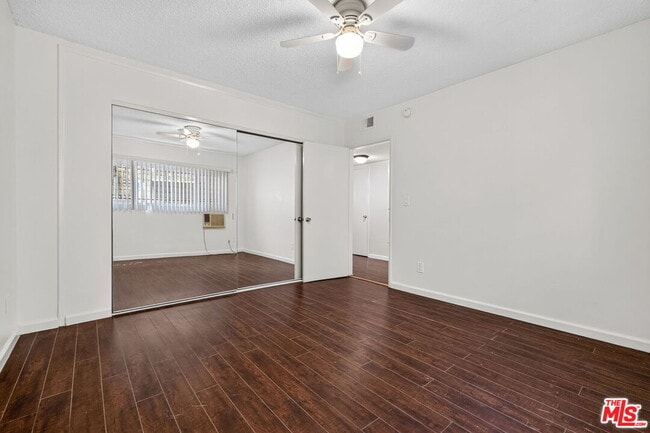 Building Photo - 15540 Moorpark St