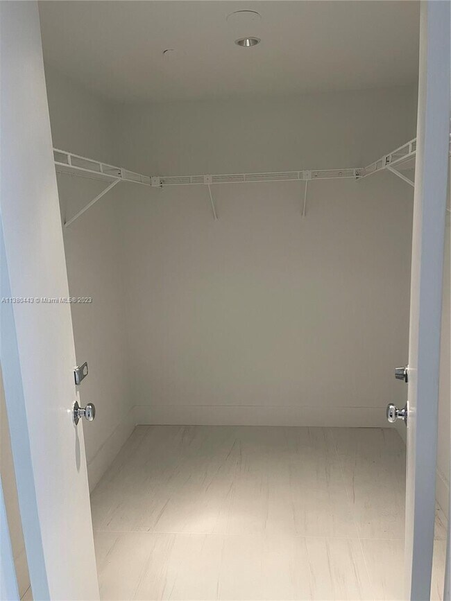 Building Photo - 1541 Brickell Ave