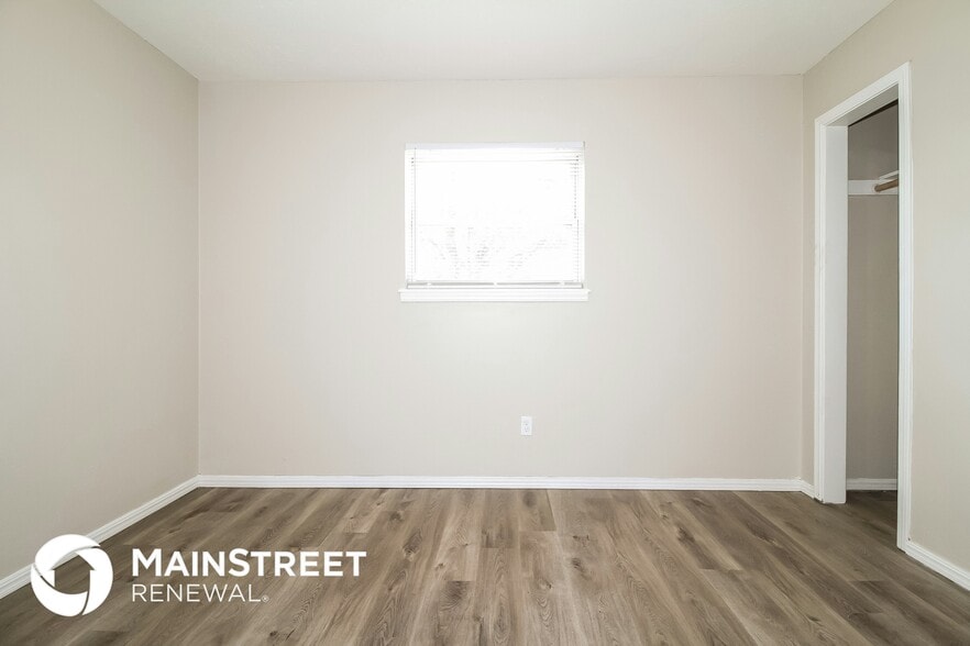 Building Photo - 10905 N Brauer Ave