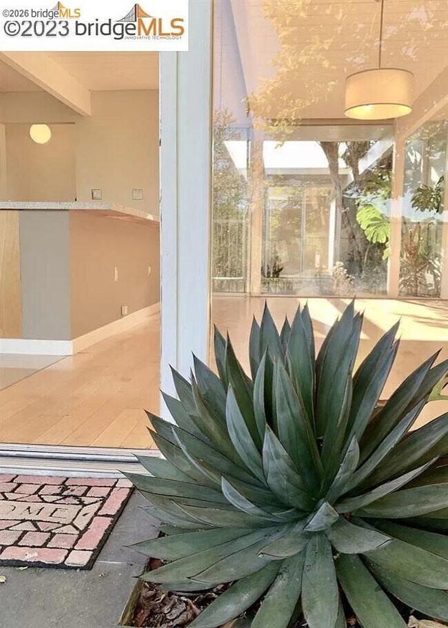 Building Photo - 5559 Greenridge Rd