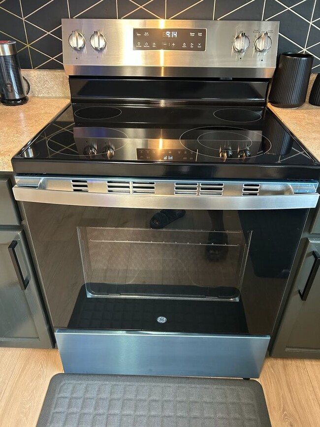 Building Photo - 1 STORY 3 BEDROOM WITH AN OFFICE AND 2 BATHROOM.