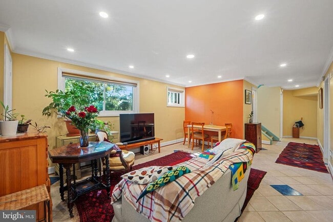 Building Photo - 5929 Avon Dr