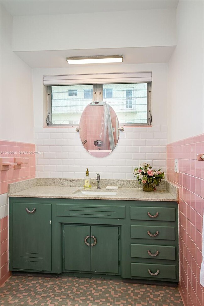 Building Photo - 10081 W Bay Harbor Dr