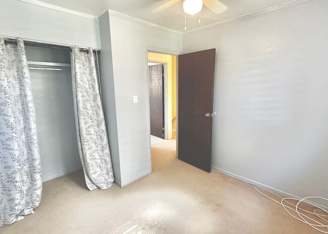 Building Photo - SPACIOUS TOWNHOUSE 2 BED/1.5 BATH/1 PRKG, ...