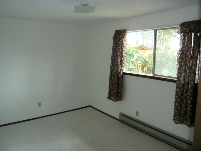 Building Photo - 927 NW Frigate St