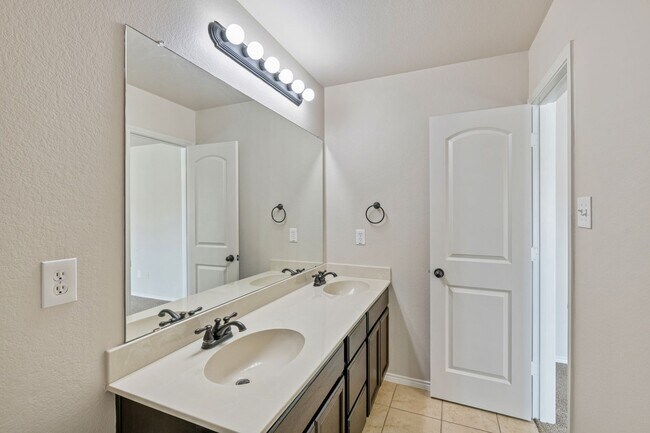 Building Photo - AVAILABLE NOW! Beautiful 3 Bedroom Duplex located in Lavon,Texas!