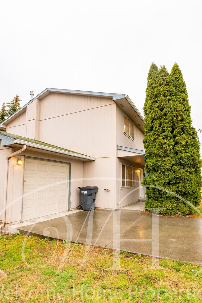 Building Photo - Spacious 2 bedroom duplex with attached garage