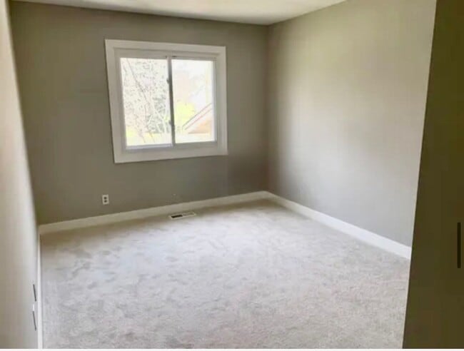 Building Photo - 4BR/2BA Eden Prairie Home In Cul De Sac Available 6/1 !