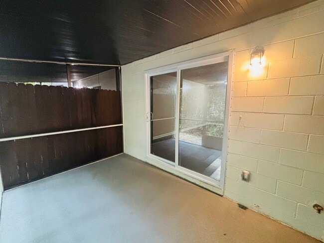 Building Photo - 2/1.5 Townhome near Downtown - will go quick