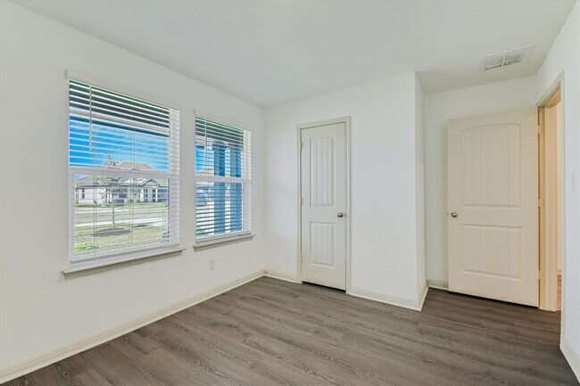 Building Photo - 115 Sweetwater Crk Ln