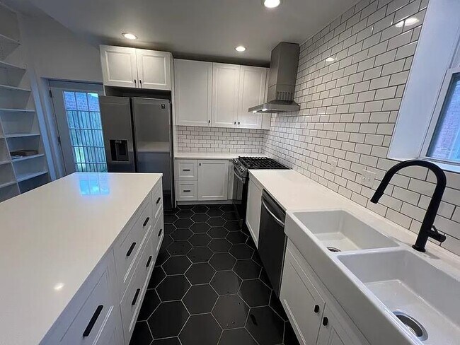 Building Photo - 606 N Taylor Ave